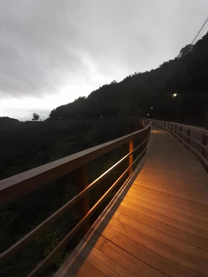Chez Louise: Onde A Serra Beija O Ceu Lousa (Central Portugal)