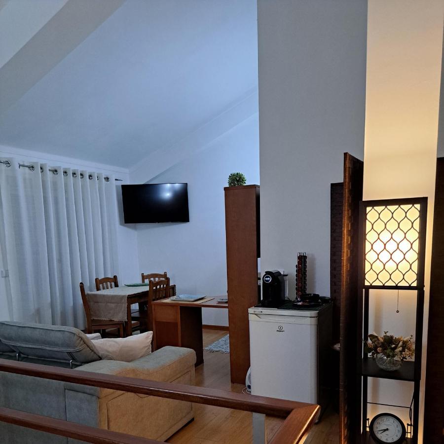 Chez Louise: Onde A Serra Beija O Ceu Homestay Lousa (Central Portugal)