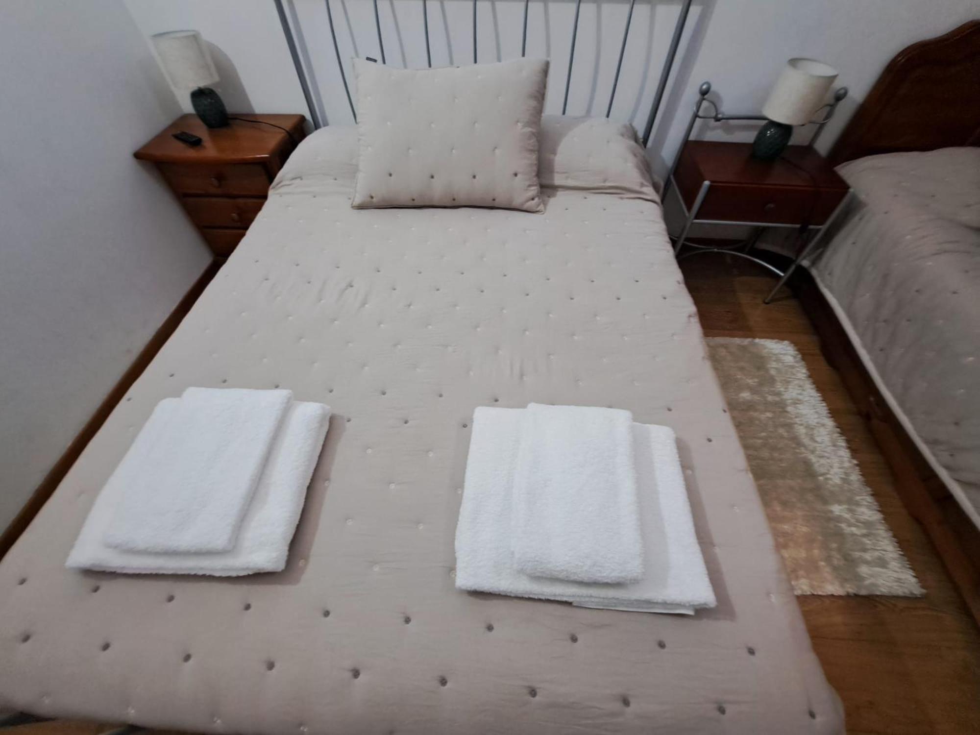 Homestay Chez Louise: Onde A Serra Beija O Ceu Lousa (Central Portugal)