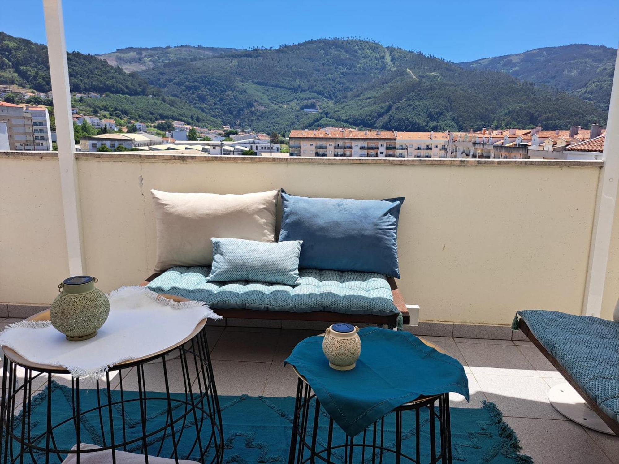 Chez Louise: Onde A Serra Beija O Ceu Homestay Lousa (Central Portugal)