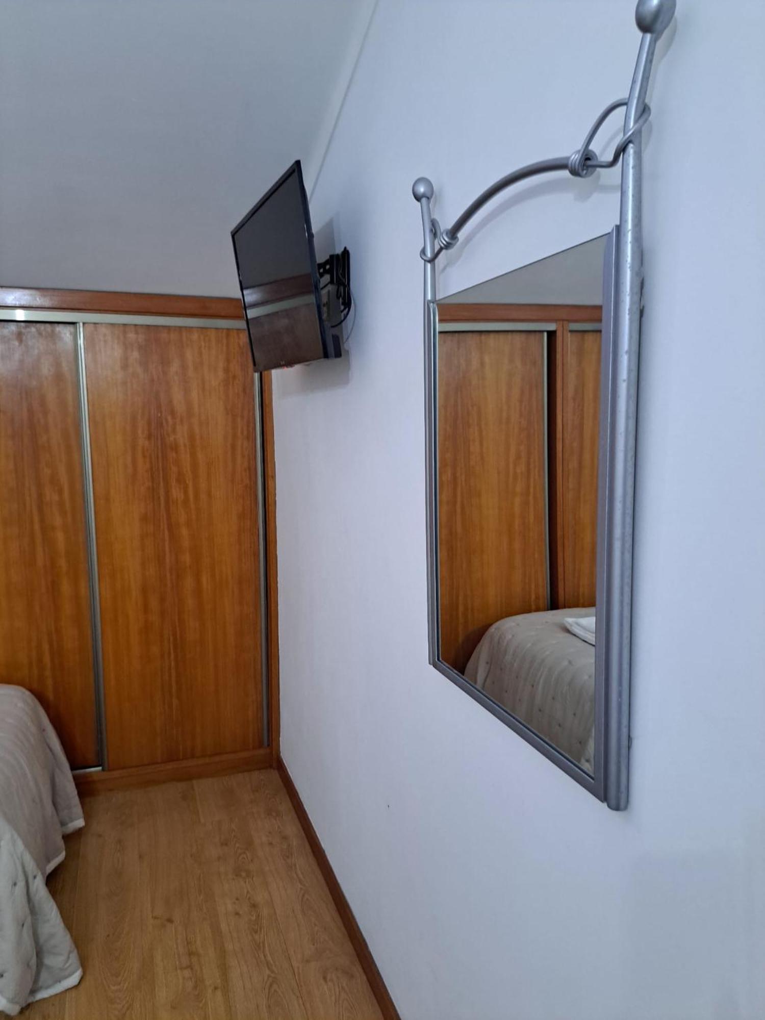 Chez Louise: Onde A Serra Beija O Ceu Homestay Lousa (Central Portugal)