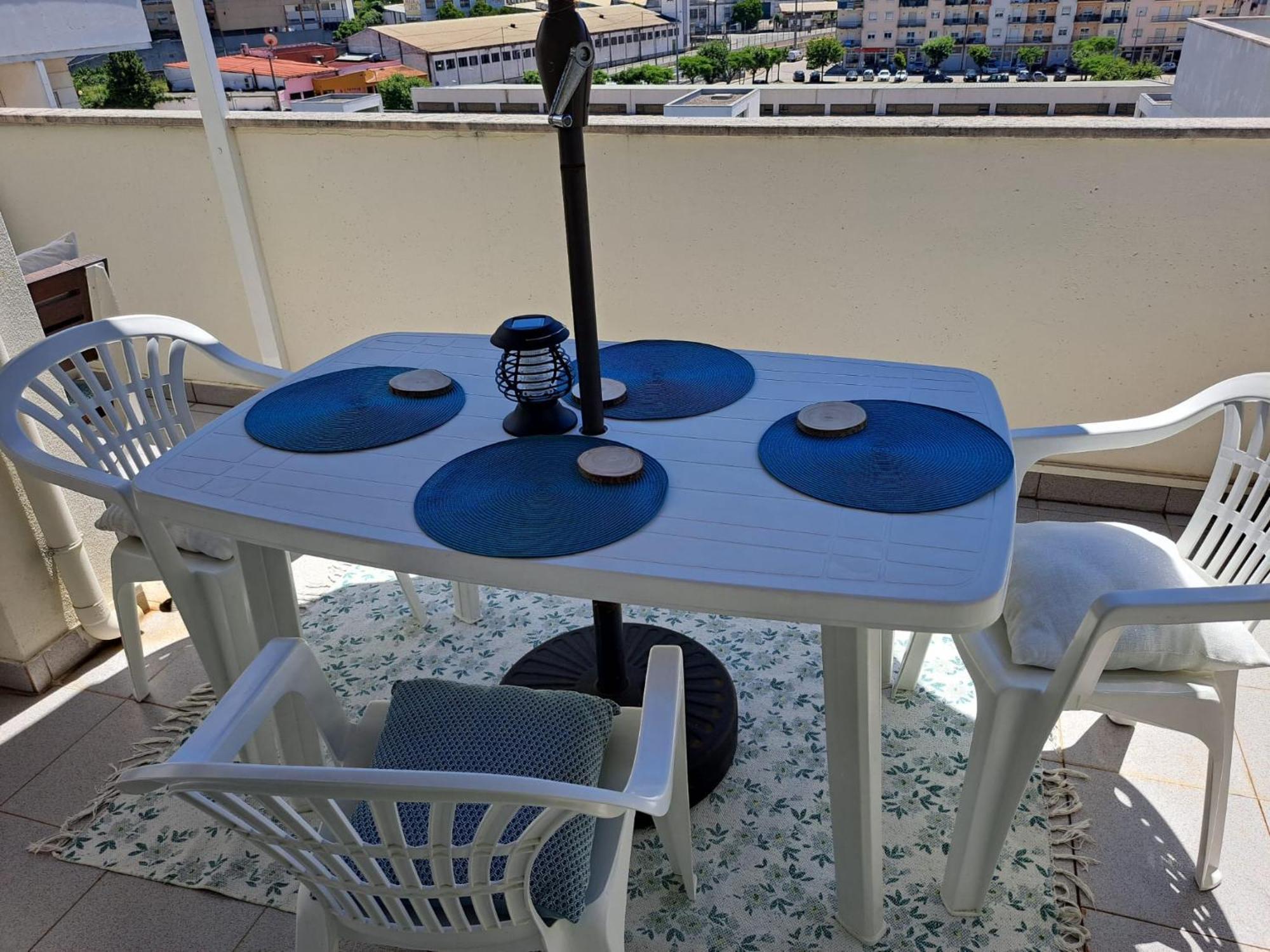 Homestay Chez Louise: Onde A Serra Beija O Ceu Lousa (Central Portugal)